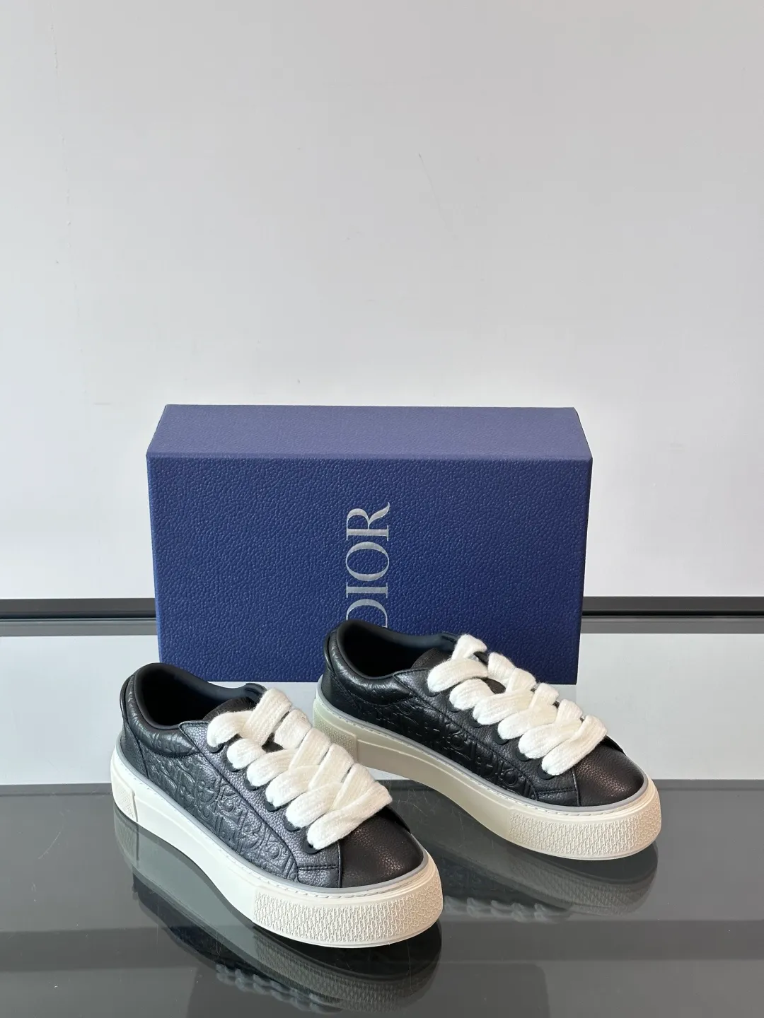 Men's men's shoes 💰p420 "Dio～r" 🆕This B33 sneaker is a new interpretation of the classic tennis shoe, with a fashionable silhouette that highlights a heavy texture. Crafted from cow leather with Oblique print, it's unique with a padded tongue embellished with the Dior signature, wide mohair laces and tonal brass eyelets with a matte finish. Rubber sole with Oblique print effect, enhanced by a contrasting Dior 30 Avenue Montaigne signature on the rear. It adds a stylish touch to a casual look.  Size: 38-44 (45 customized)